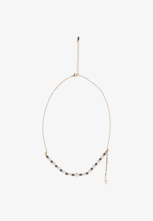 Delikat guldkæde med skiftende små hvide og mørkegrå perler, samt en større central hvid perle og justerbar lås.