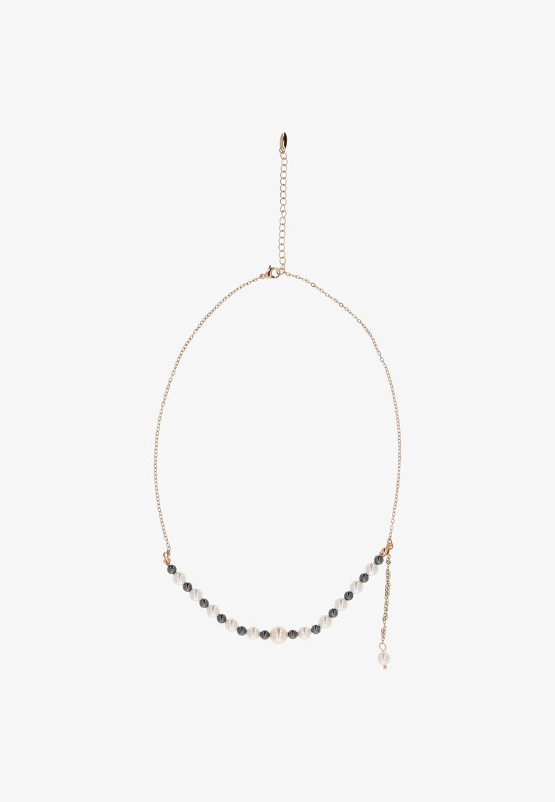 Delikat guldkæde med skiftende små hvide og mørkegrå perler, samt en større central hvid perle og justerbar lås.