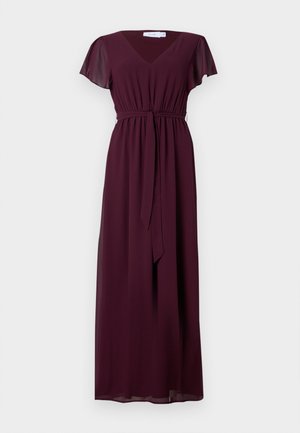 Ilga burgundi spalvos suknelė su V formos iškirpte, trumpomis plazdančiomis rankovėmis ir reguliuojama juosta juosmens srityje; pagaminta iš lengvos, plazdančios medžiagos.