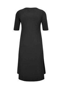 Robe noire longueur genou avec des manches à longueur de coude et un ourlet légèrement évasé montrée de dos sur un fond blanc.