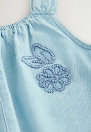 Abito in tessuto azzurro chiaro con scollo arricciato, spalline sottili e un motivo ricamato di fiori e foglie in un filo blu leggermente più scuro.