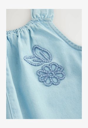 Svetlo modra obleka iz tkanine s nabranim ovratnikom, tankimi naramnicami in vezenim cvetom ter obliko lista v rahlo temnejši modri nitki.