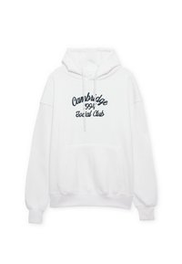 Sudadera blanca con capucha, confeccionada en tela suave, con bolsillo frontal tipo canguro, capucha con cordón y texto bordado en azul marino: "Cambridge 1994 Social Club."