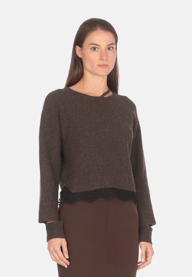 Maglione a coste marrone con design cropped, caratterizzato da un bordo in pizzo nero nella parte inferiore e maniche lunghe con polsini aderenti.