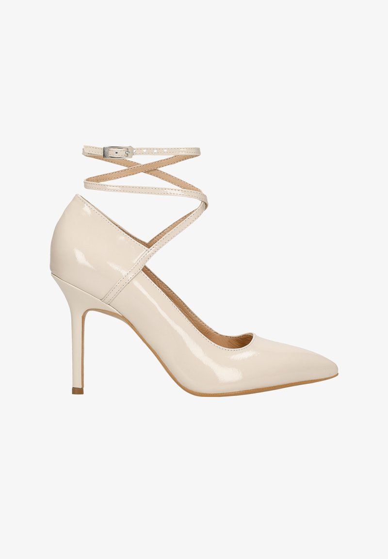 Beżowe lakierowane szpilki z noskiem w szpic i paskiem na kostkę, z przekrzyżowanym wzorem i smukłym obcasem typu stiletto.