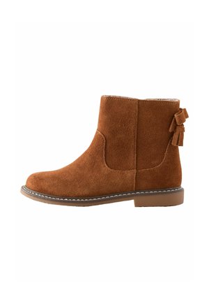 Braune Wildleder-Ankle-Boots mit glatter Textur, runder Zehenpartie und kleinen Schleifenakzenten an der Seite. Sie verfügen über eine flache Gummisohle.
