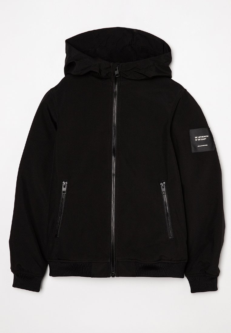 Chaqueta negra con capucha, cierre de cremallera, dos bolsillos con cremallera en los laterales, puños acanalados y un parche en la manga izquierda con detalles en texto.