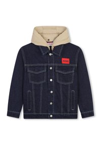 Jeans jakna s bež kapuco. Temno modra tkanina, dve žepovi na prsih, rdeča oznaka, kontrastno bele šive in srebrne gumbe.