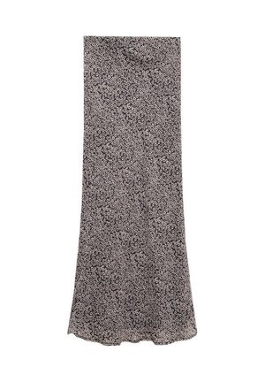 Lång, svart kjol med blommönster i vitt och ljusrosa, med utfälld fåll och en mjuk textur. Lämplig för både vardagligt och formellt bruk.
