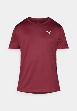 Mörkröd t-shirt med kort ärm i mjukt material, utrustad med en rundad halsringning och en vit Puma-logotyp på vänster bröst. Enkel design.
