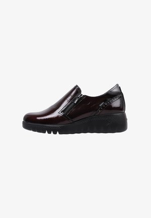 Chaussures à enfiler en vernis bordeaux avec une finition texturée, zips sur les côtés et une semelle en caoutchouc noire épaisse présentant un motif en vagues.