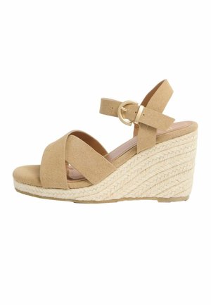 Beige Wildleder-Wedgesandale mit überkreuzten Vorderansätzen, Knöchelriemen, goldener Schnalle und geflochtenen Seildetails am Absatz.
