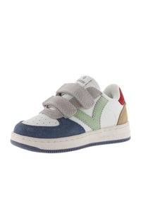 Sneaker con tomaia in pelle bianca, accenti in suede blu e verde, cinghie grigie e rosse, e suola in gomma testurizzata. Chiusura in Velcro.