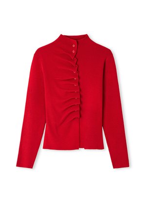 Gilet en tricot rouge avec un col haut, fermeture à bouton sur le devant et un design à volants le long de la patte de boutonnage. Manches longues et tissu texturé.