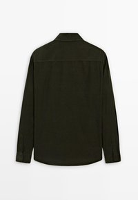 Camicia a maniche lunghe di colore verde scuro realizzata in tessuto con una texture liscia. Presenta un colletto, polsini abbottonati e un orlo dritto. Vista posteriore.