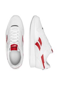 Fehér Reebok sportcipők piros oldalcsíkokkal, fehér fűzőkkel és logóval a nyelvén és a saroknál, bemutatva felülnézetből és oldalnézetből.