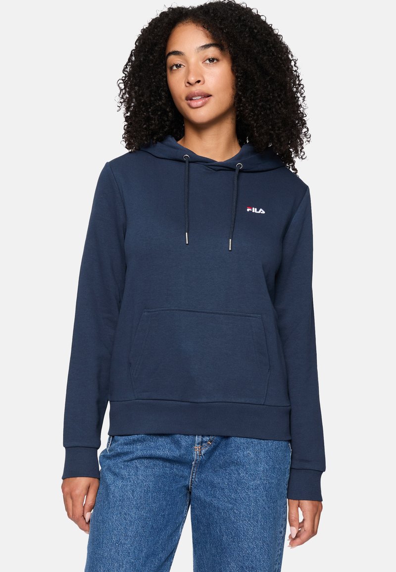Sudadera azul marino hecha de tela suave, con un bolsillo frontal, cordones y un pequeño logo blanco en el pecho.