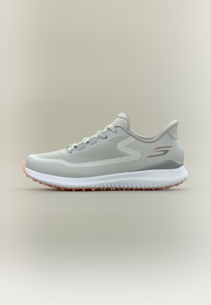Pantof sportiv de culoare gri deschis cu talpă albă, accente roz, partea superioară din plasă, design cu șireturi și logo Skechers pe lateral, prezentat în profil.
