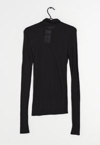 Lange sorte turtleneck skjorte med lange ærmer lavet af let stof, med en tætsiddende pasform og et mærke synligt bagpå nær kraven.