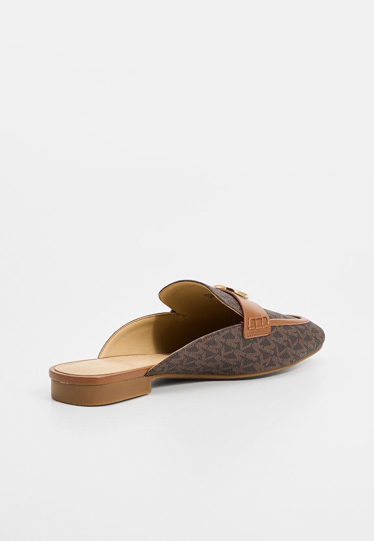 Bruin gemarmerde instap schoen met een tan leren Band en gesp accent. Vlakke zool, ronde neus en bovenkant van textiel met geometrisch ontwerp.