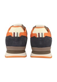 Buty sportowe z mieszanką pomarańczowego i granatowego zamszu oraz siateczki, kremowymi akcentami i teksturowaną, lekką podeszwą. Posiadają logo i paski jako detale.