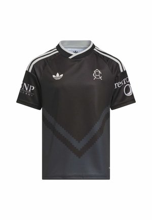 Sort og mørkegrå sportstrøje med hvid Adidas-logo, hvidt chevronmønster, sponsor tekst på ærmerne og stribede skuldre.