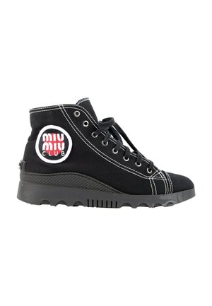 Czarny sneaker za kostkę z białymi przeszyciami, czarnymi sznurowadłami, teksturowaną podeszwą i okrągłą łatką z napisem „Miu Miu Club” po boku.