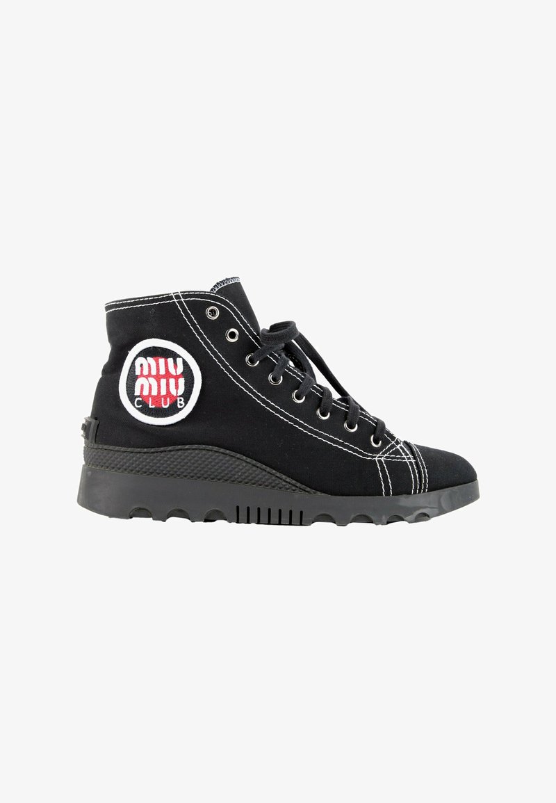 Baskets montantes noires avec surpiqûres blanches, lacets noirs, semelle texturée et patch circulaire portant la mention « Miu Miu Club » sur le côté.