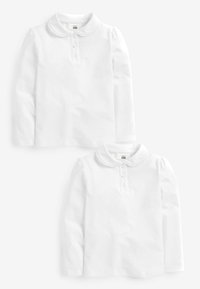 Vita långärmade polo t-shirts med rundad krage, knappslå och puffärmar, tillverkade av mjukt bomullsmaterial. Två stycken visas.