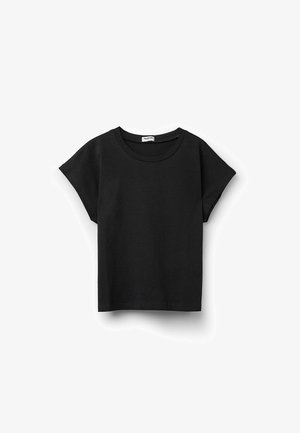 Czarna, krótka koszulka T-shirt z miękkiej bawełny, z krótkimi, podwiniętymi rękawami i prążkowanym okrągłym dekoltem. Gładka tekstura, bez widocznych wzorów czy akcentów.