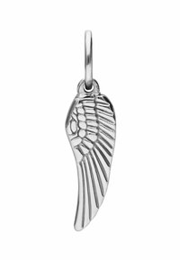 Zilveren vleugelvormige hanger met gedetailleerde veertekstuurlijke afwerking, gepolijste finish en een klein lusje voor bevestiging.