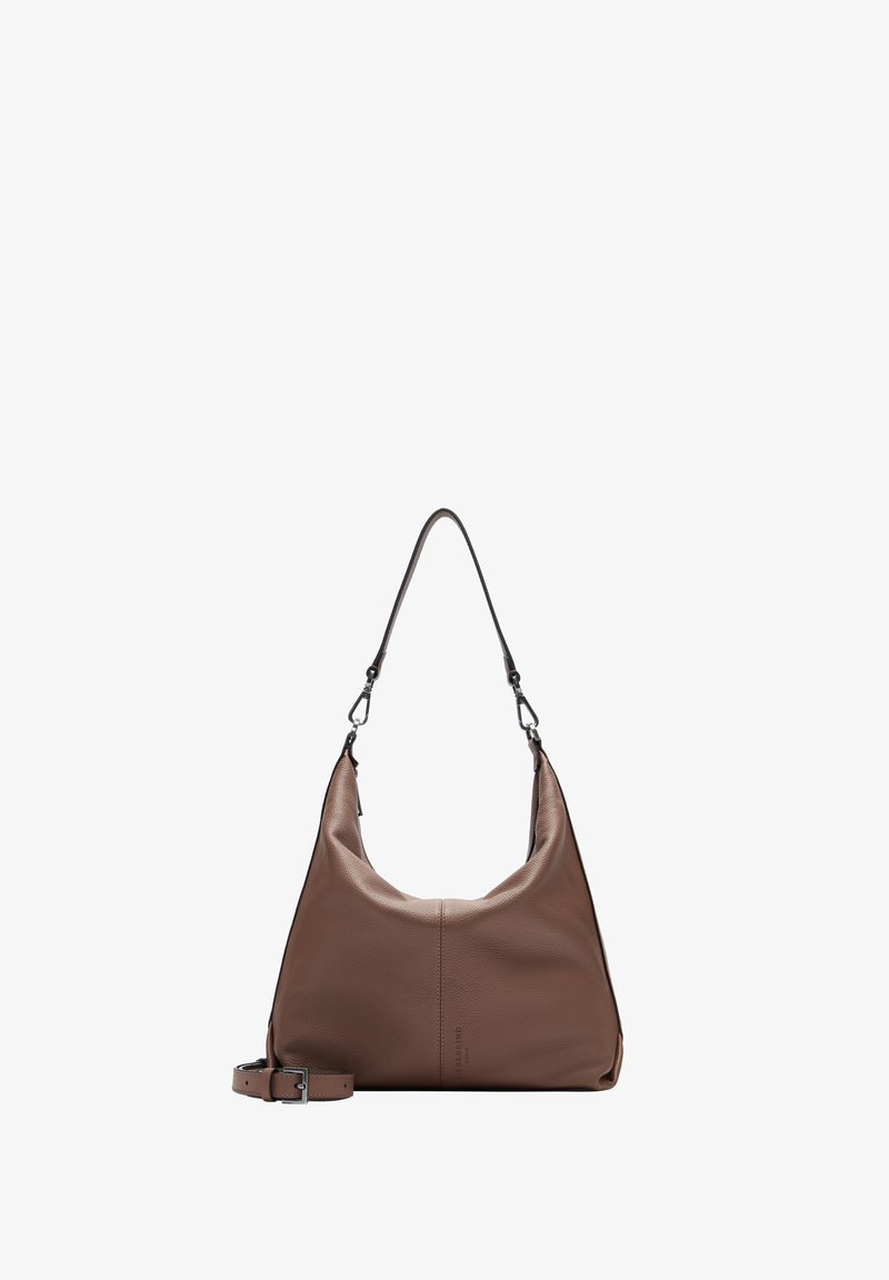 Bolso de piel marrón con un diseño suave y flexible. Cuenta con una sola correa para el hombro y una correa ajustable y desmontable. Textura lisa.