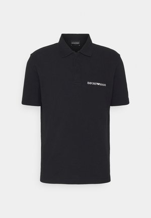 Polo shirt nera in cotone, con colletto classico, maniche corte e logo ricamato bianco sul lato sinistro del petto.