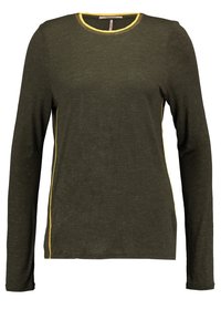 Langarmshirt van donkergroene stof met een gestructureerde afwerking, voorzien van gele accenten langs de halslijn en de zijnaad.
