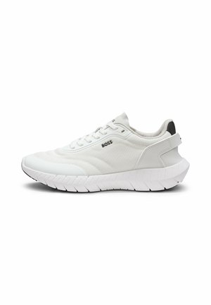 Weißer niedriger Sneaker mit strukturierter Sohle, Mesh-Obermaterial, Schnürung vorne, schwarzem Fersenlasche und "BOSS"-Logo an der Seite.