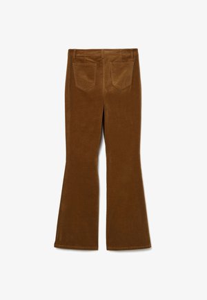 Braune Cordhose mit ausgestelltem Bein und glatter Textur, ausgestattet mit zwei Gesäßtaschen und einem hüfthohen Bund. Einfaches, sauberes Design ohne Verzierungen.