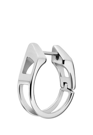 Pendiente de aro de plata con un diseño geométrico, que presenta formas recortadas y un acabado pulido. El mecanismo incluye un cierre abatible para su sujeción.