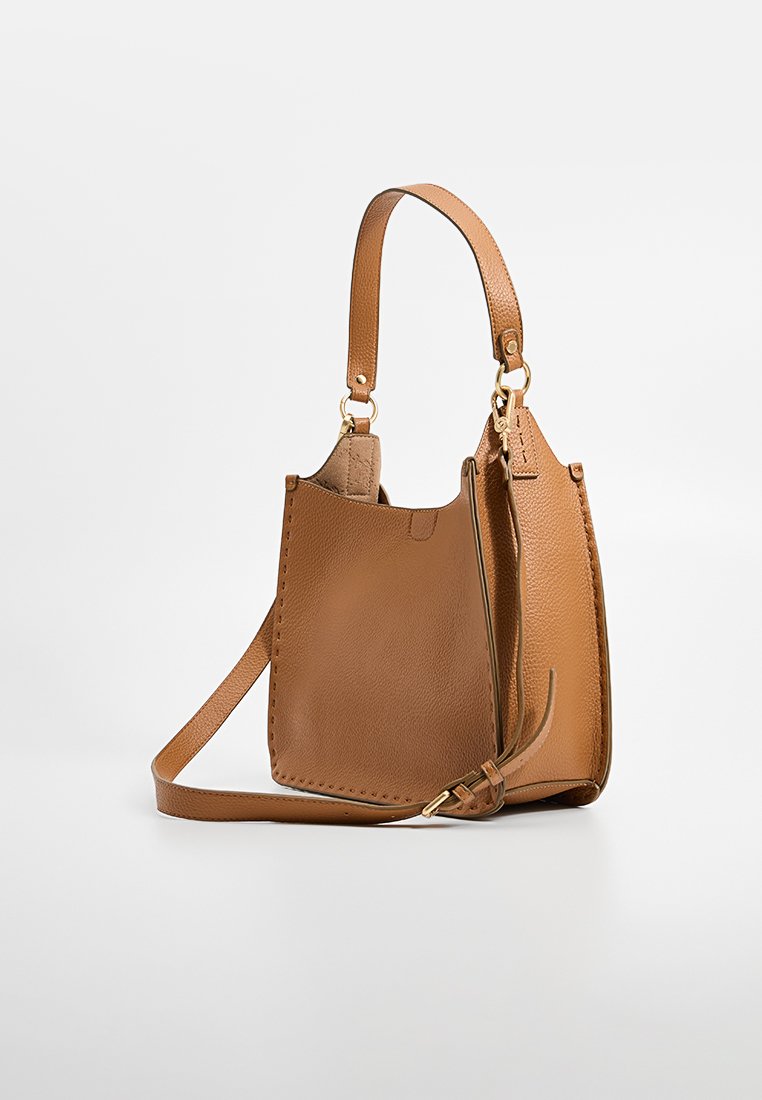 Tasche aus hellbraunem Leder mit strukturiertem Finish, ausgestattet mit einem kurzen Griff und einem verstellbaren Schultergurt, entworfen mit einer minimalistischeren Silhouette.