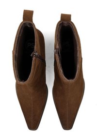 Stivaletti marroni in suede con punta a forma di punta, chiusura con zip laterale e un anello per il sollevamento. Rivestimento interno morbido visibile. Design minimalista.