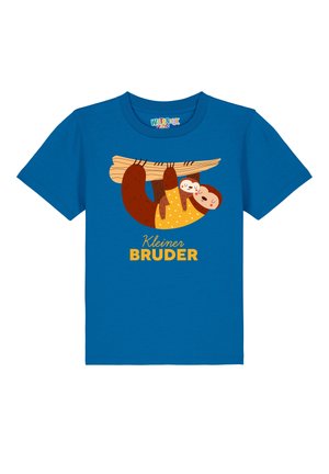 Blaues Baumwoll-T-Shirt mit einer Grafik von zwei Faultieren, die an einem Ast hängen, und dem Text „Kleiner Bruder“ in Gelb unter dem Design.
