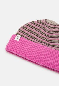 Mads Nørgaard STRIPEY ABBEY - Kapa - carmine rose mix