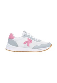 Des baskets grises et blanches avec un logo rose, une tige en mesh, des accents en daim et une semelle en caoutchouc, conçues pour le confort et le soutien.