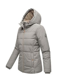 Ljusgrå puffjacka med huva, med diagonala sömmar, framzipper och diskret logotypdetalj på ärmen. Mjuk innervaddering.
