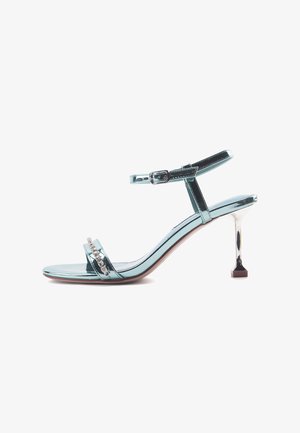 Sandal s vysokým podpatkem z reflexního teal materiálu se šněrováním. Obsahuje kamínky na prstovém pásku a metalický stříbrný podpatek.