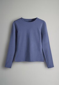 Camicia a maniche lunghe di un viola tenue, realizzata in cotone morbido, con scollatura rotonda e orlo dritto con spacchi laterali per una maggiore libertà di movimento.