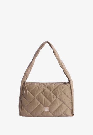 Bolso acolchado en un tono beige claro con una textura suave, que presenta una forma rectangular, dobles asas y un cierre con cremallera.