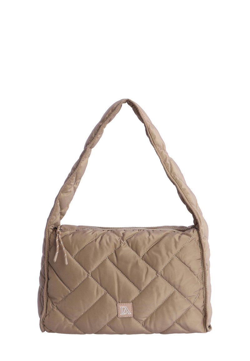 Bolso acolchado en un tono beige claro con una textura suave, que presenta una forma rectangular, dobles asas y un cierre con cremallera.
