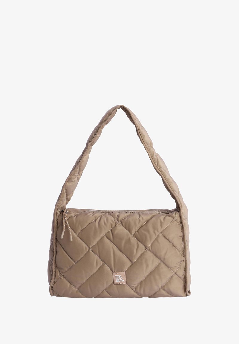 Bolso acolchado en un tono beige claro con una textura suave, que presenta una forma rectangular, dobles asas y un cierre con cremallera.