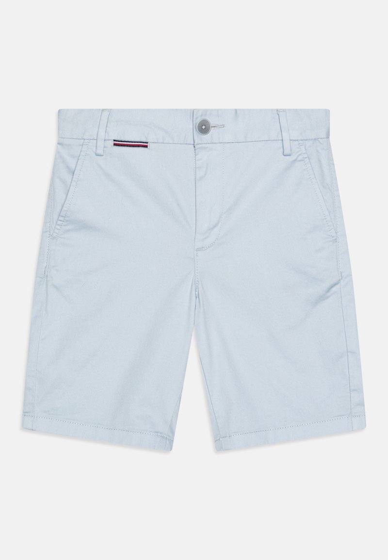 Pantaloni corti azzurri chiari in cotone con fronte piatto, due tasche laterali e chiusura con bottone; presenta un piccolo dettaglio rosso e blu navy vicino alla vita.