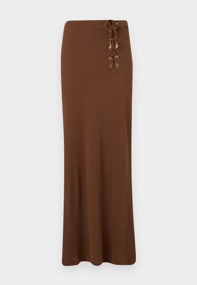 Μακριά καφέ φούστα με ψηλή μέση και λεπτομέρεια με κορδόνια που διαθέτει χρυσούς οφθαλμούς και γούρια στη δεξιά πλευρά.